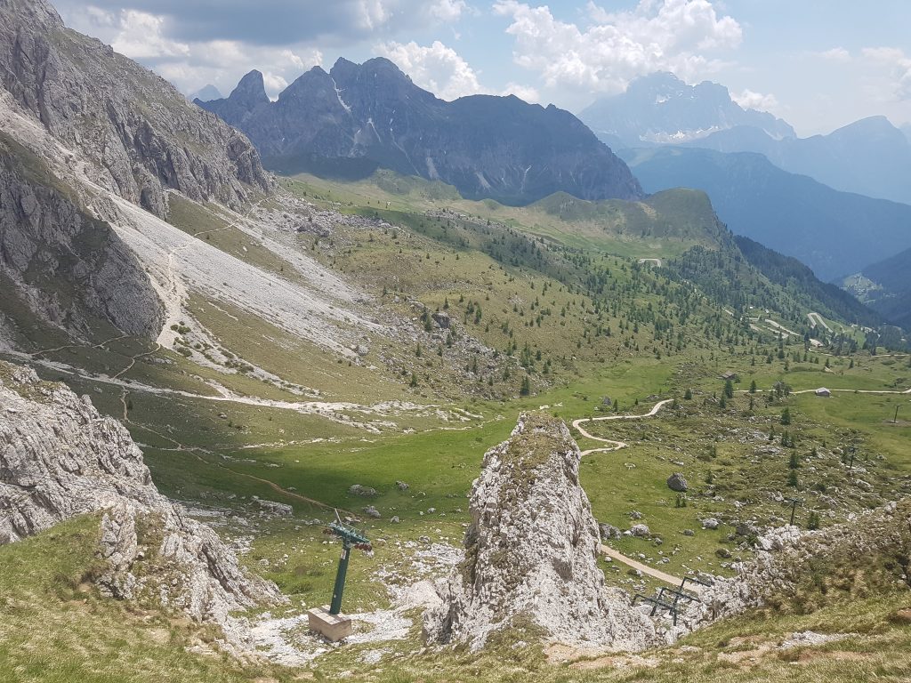 Widok na dolinę z Averau. Ten wąziutki trawers po lewej tronie zdjęcia to trasa Cortina Ultra Trail